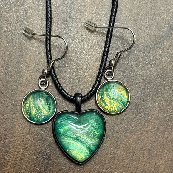 Handmade Jewelry - Green Bay Packers Inspired Acrylic Paint Pour Heart Jewelry Set